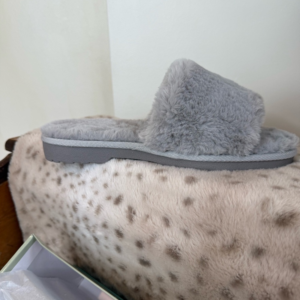 Array Gray Fuzzy Slide Slippers Size 8 New in Box